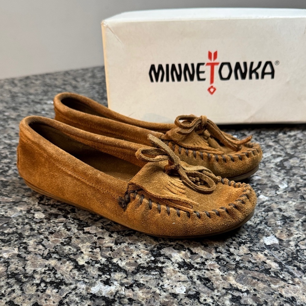 Minnetonka Tan Suede driving shoe Moccasins 7.5 GUC